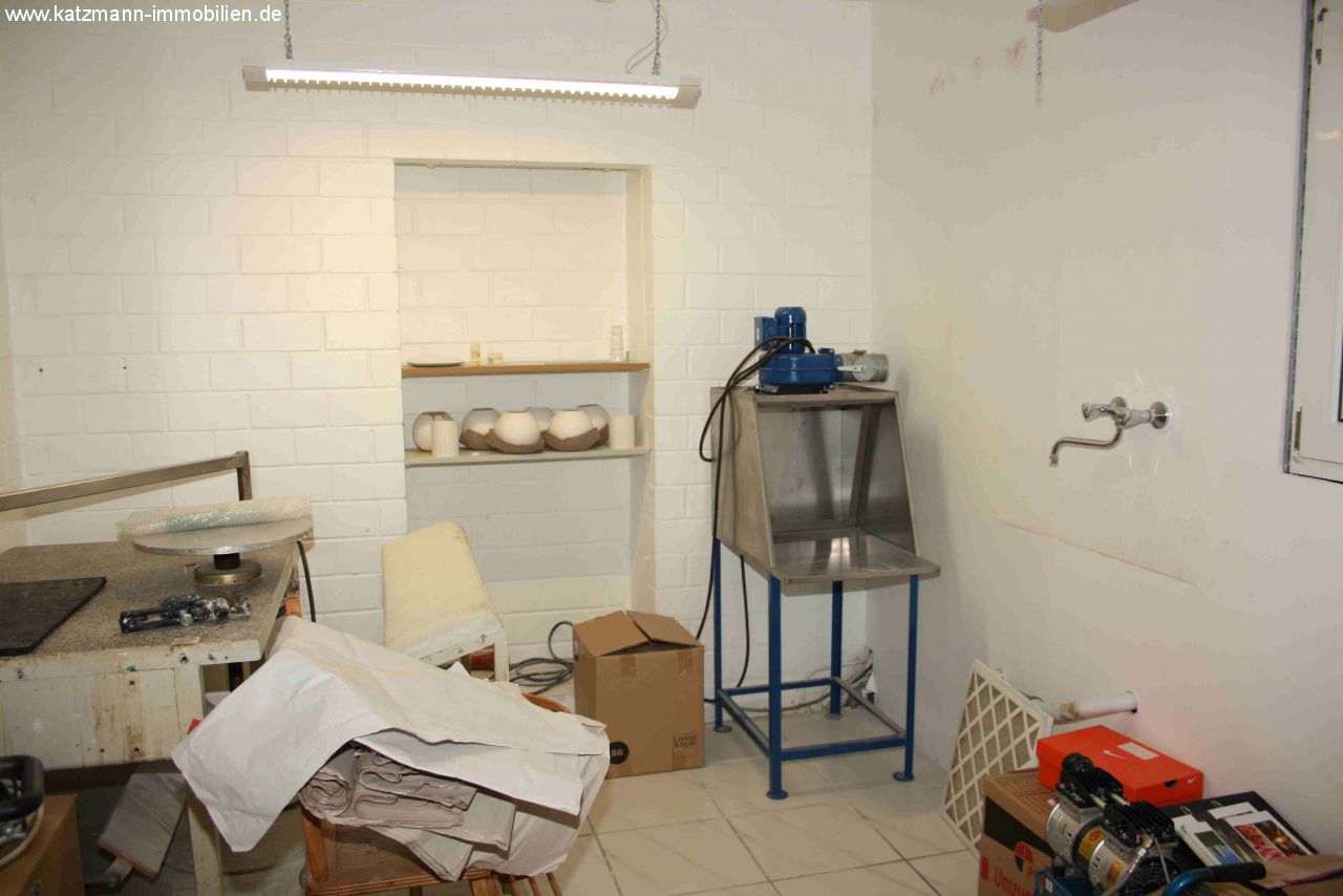 Top gerenoveerde en hoogwaardige commerciële ruimte met grote etalagefronten op een goede en zichtbare locatie te huur!