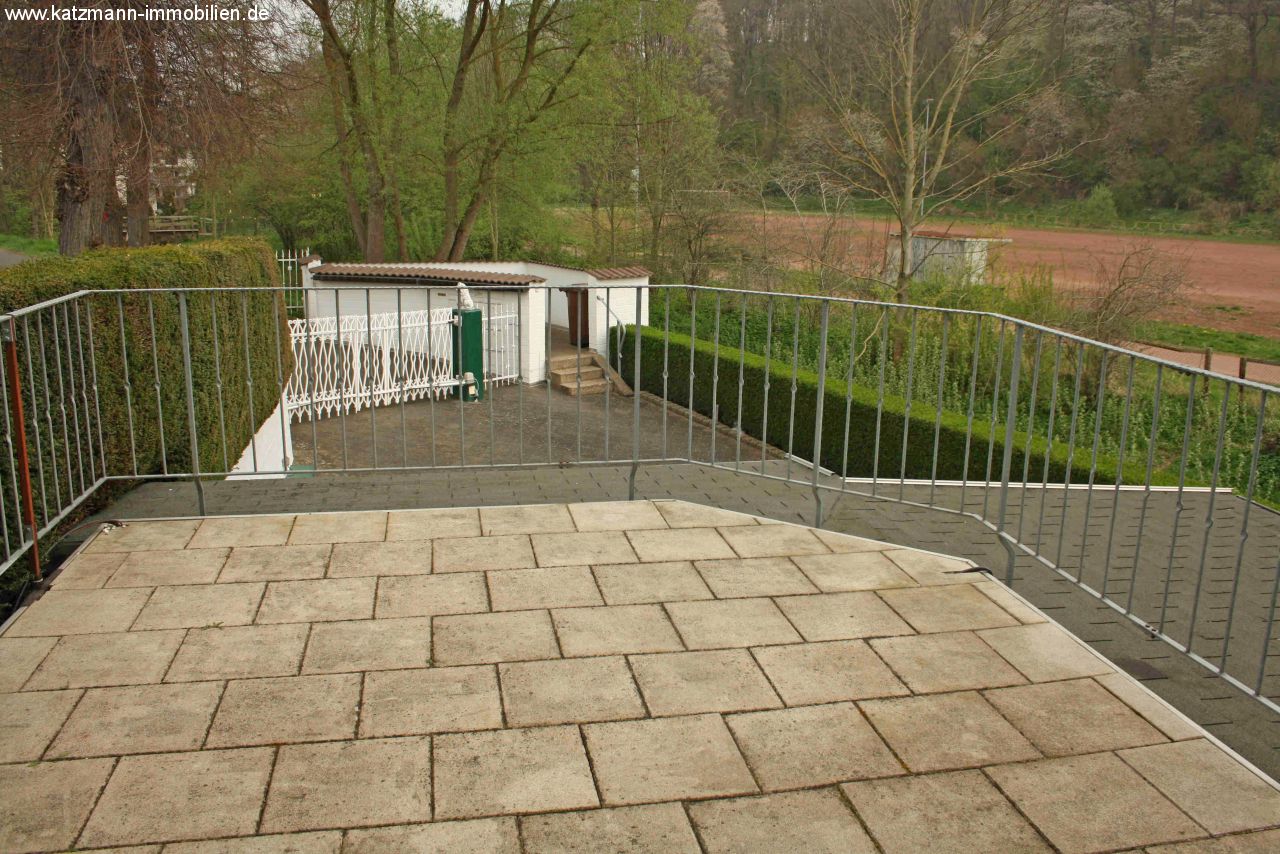 Top gerenoveerde en hoogwaardige commerciële ruimte met grote etalagefronten op een goede en zichtbare locatie te huur!