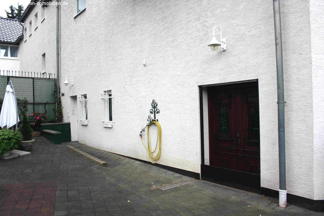 Top gerenoveerde en hoogwaardige commerciële ruimte met grote etalagefronten op een goede en zichtbare locatie te huur!