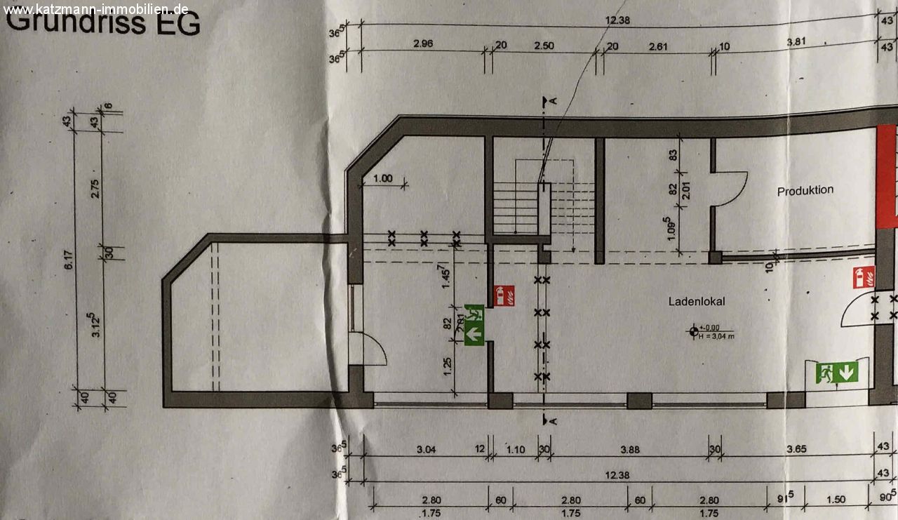 Top gerenoveerde en hoogwaardige commerciële ruimte met grote etalagefronten op een goede en zichtbare locatie te huur!