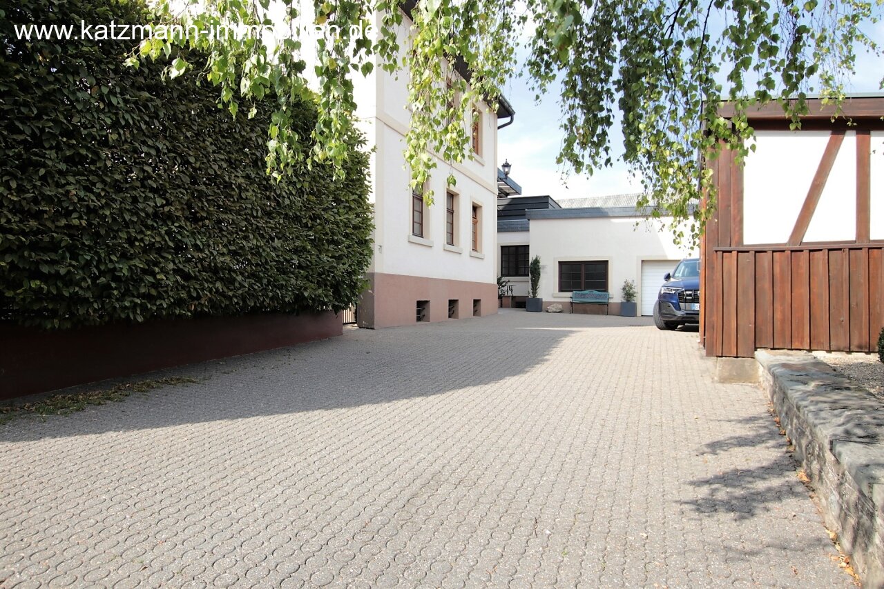 Ingerichte praktijk en representatief woonhuis te koop in het dorpscentrum