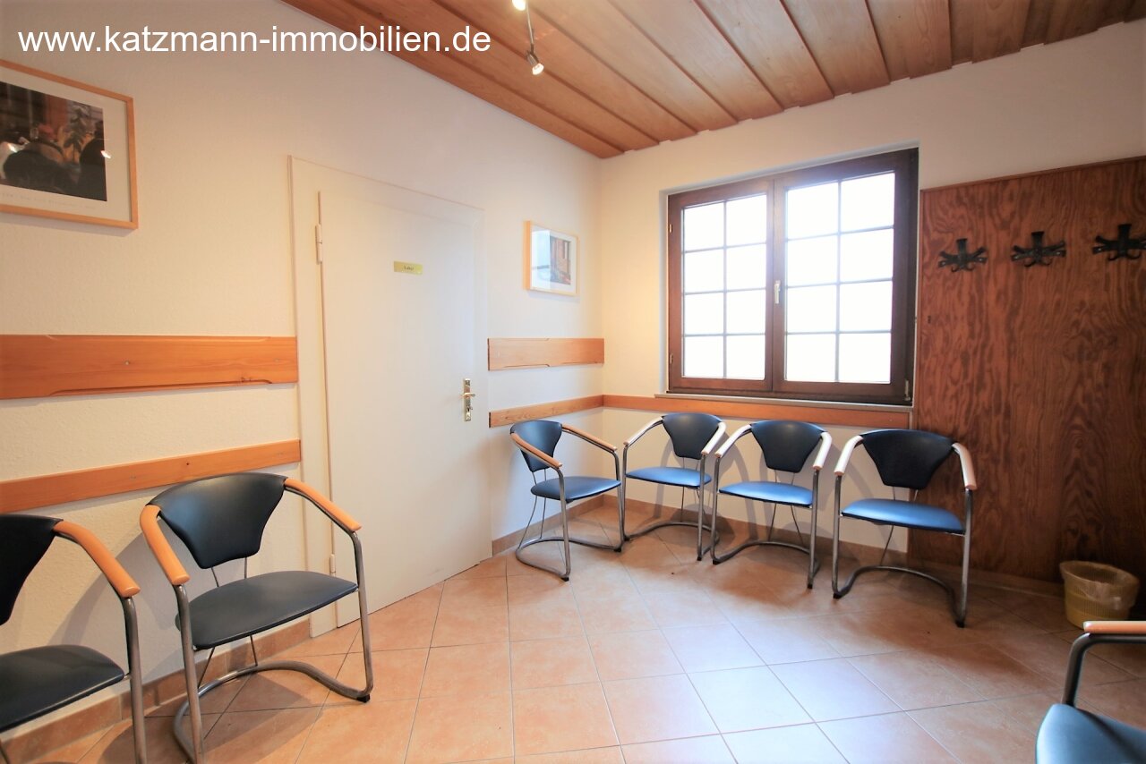 Ingerichte praktijk en representatief woonhuis te koop in het dorpscentrum