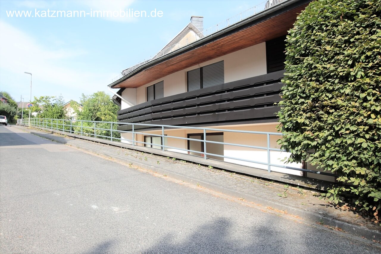 Ingerichte praktijk en representatief woonhuis te koop in het dorpscentrum