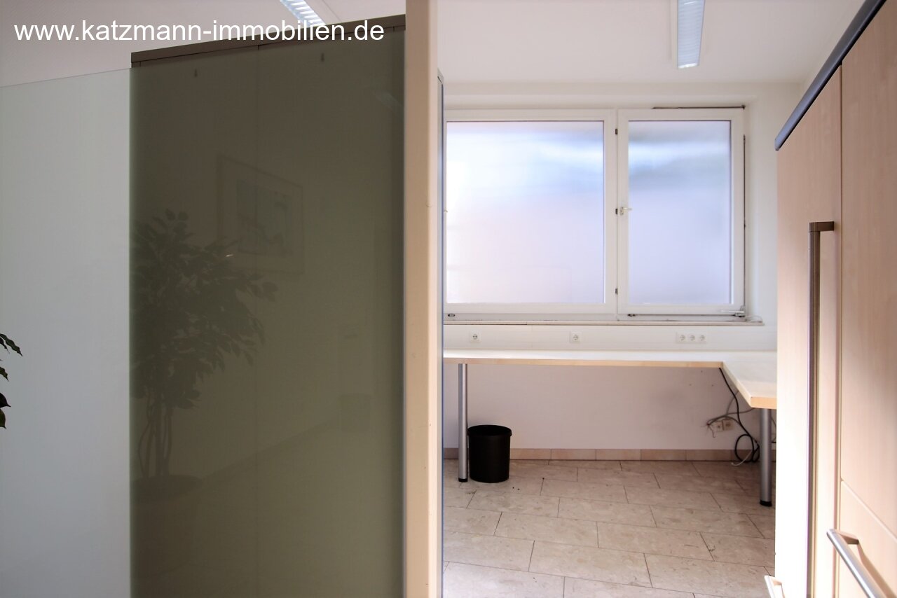 Ingerichte praktijk en representatief woonhuis te koop in het dorpscentrum