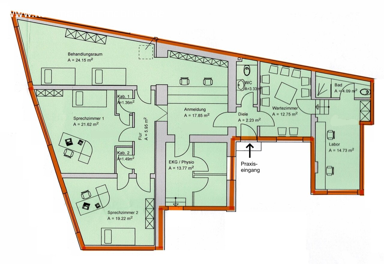 Ingerichte praktijk en representatief woonhuis te koop in het dorpscentrum