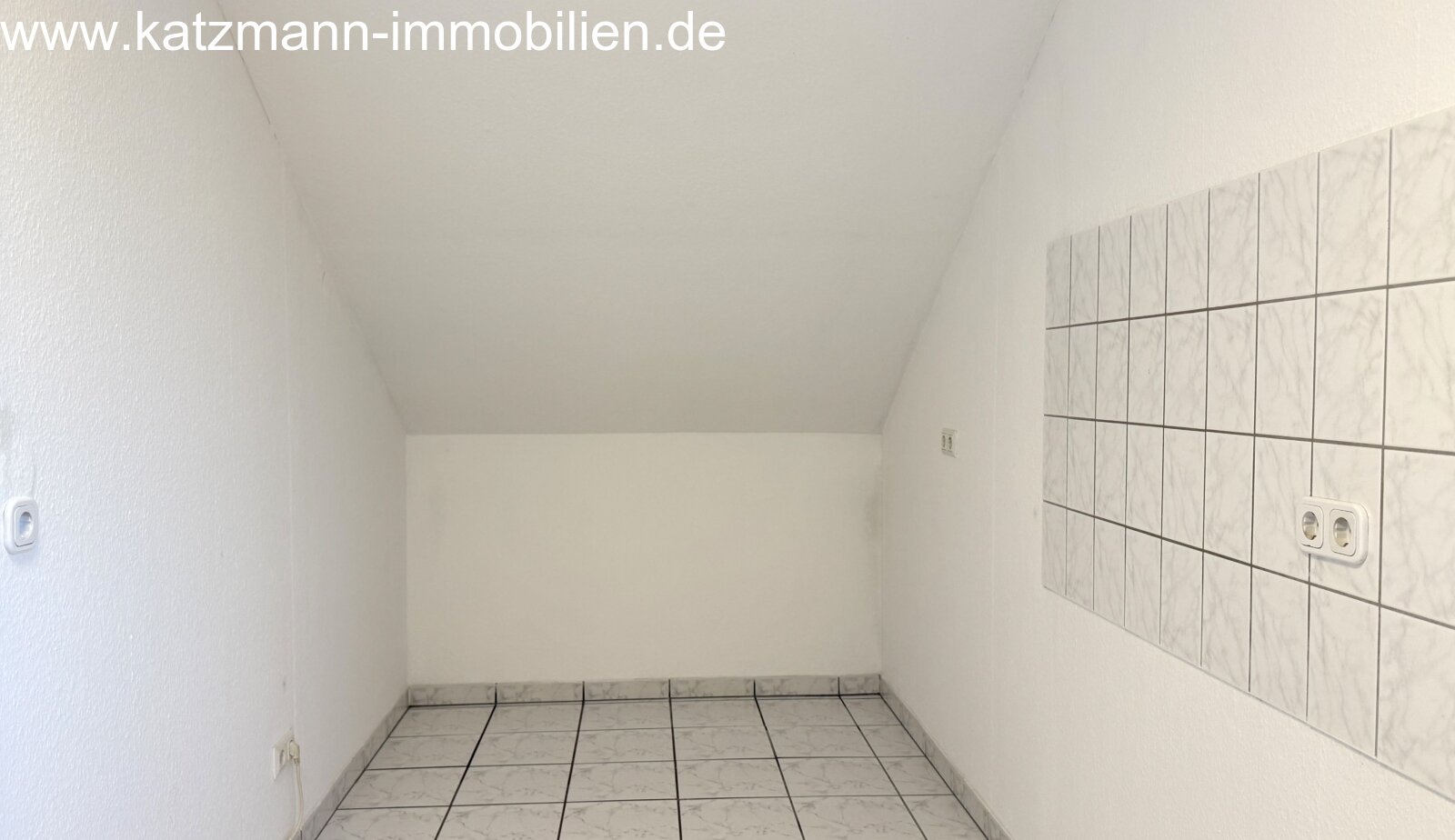 Bijzondere 3-4 kamerwoning te koop, dakterras, kelder, zolder en parkeerplaats inbegrepen.