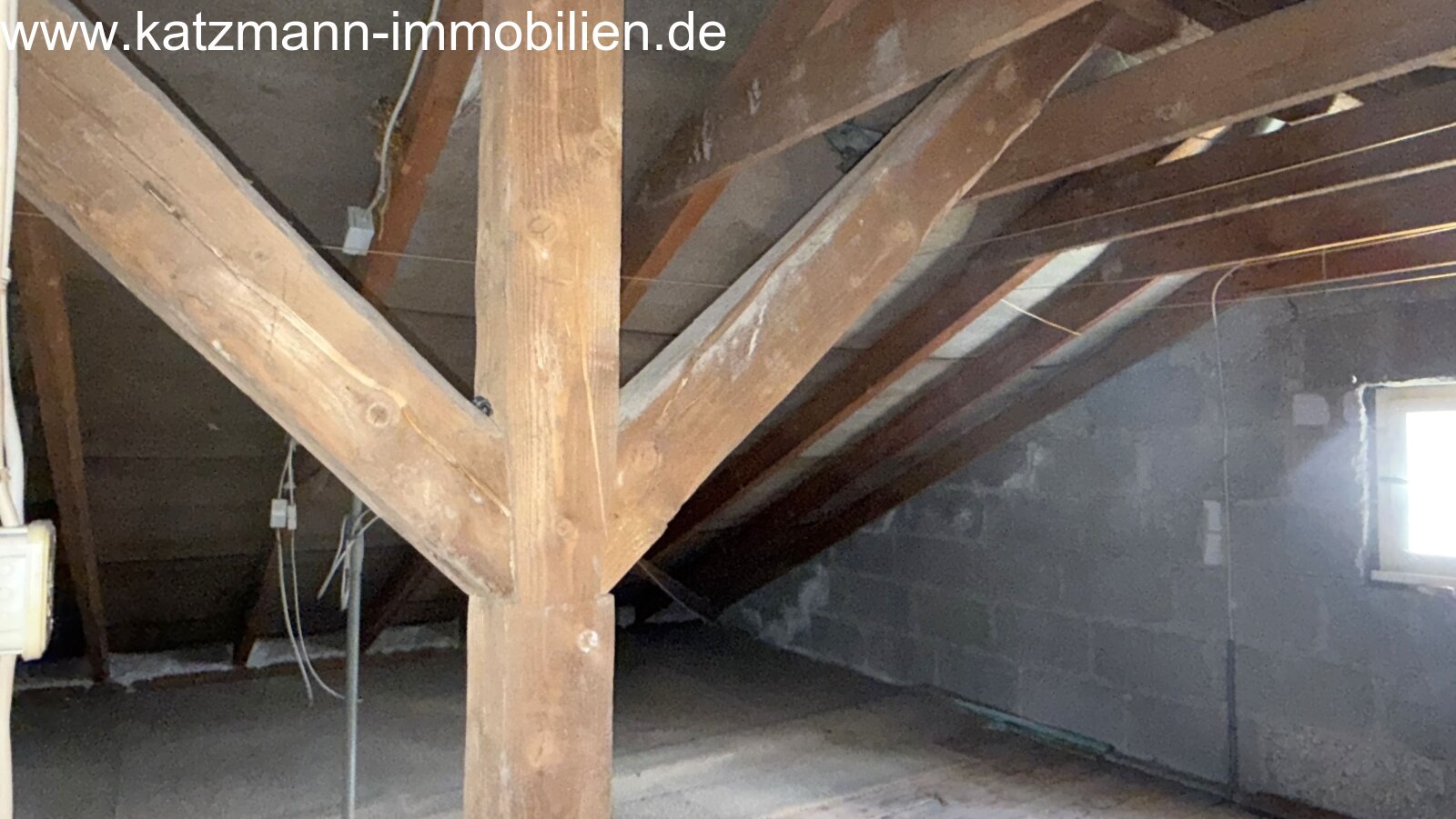 Vrijstaand huis in degelijke bouw, veel potentieel en 687 m² grond te koop – slechts 2 minuten lopen naar het station.