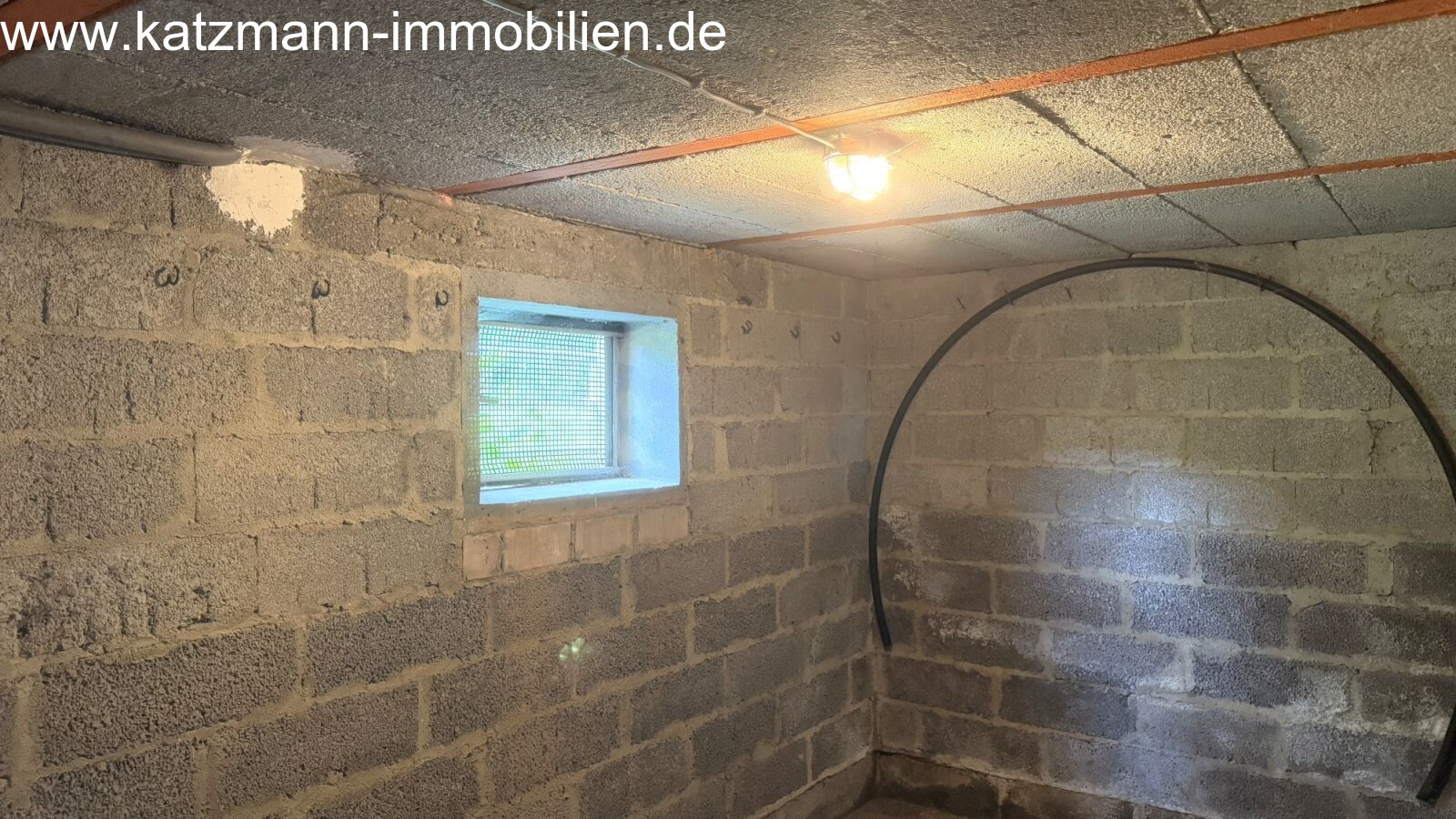 Vrijstaand huis in degelijke bouw, veel potentieel en 687 m² grond te koop – slechts 2 minuten lopen naar het station.