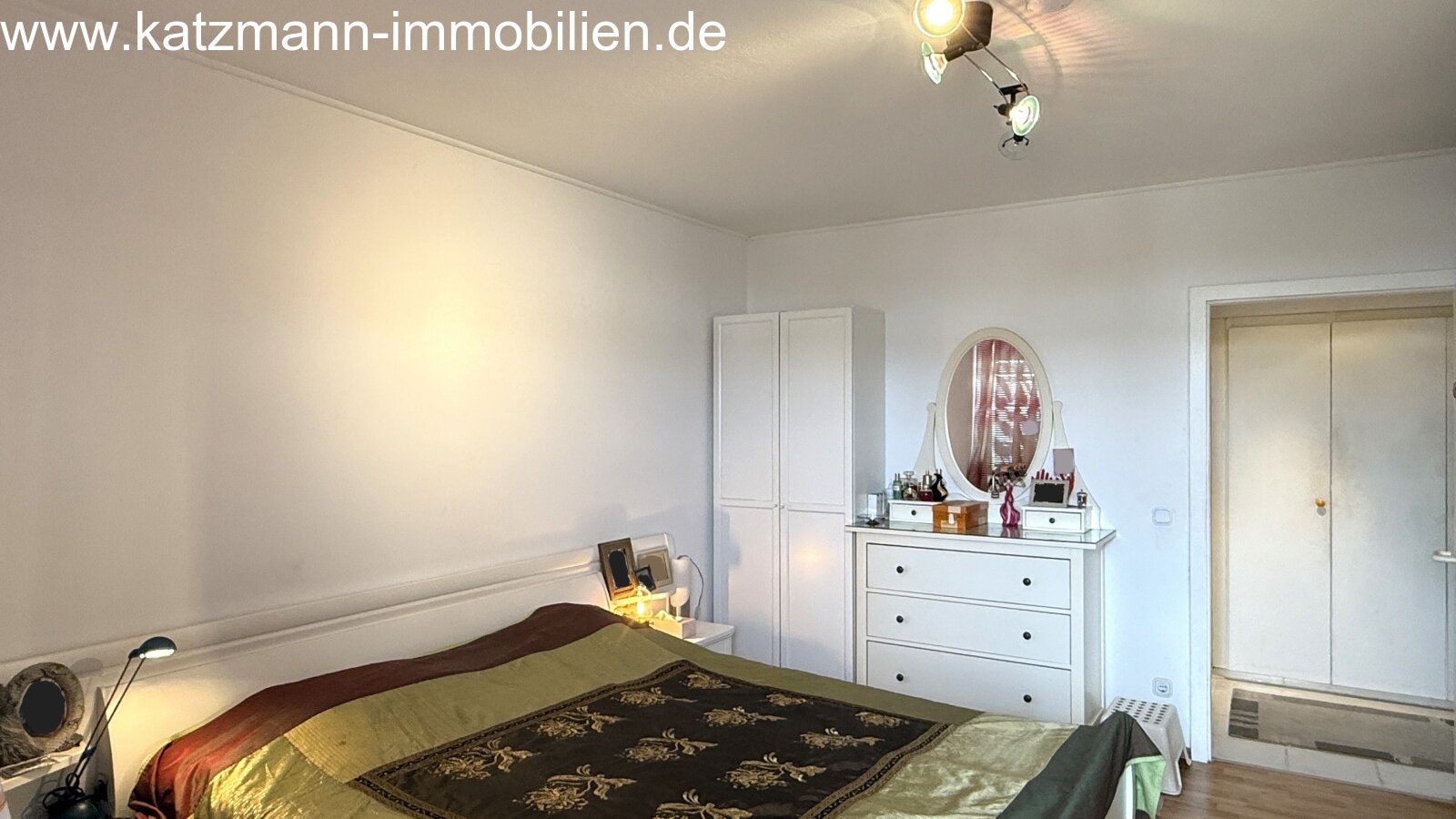 3-kamerwoning met grote loggia in centrale ligging te koop / ondergrondse parkeerplaats inclusief!