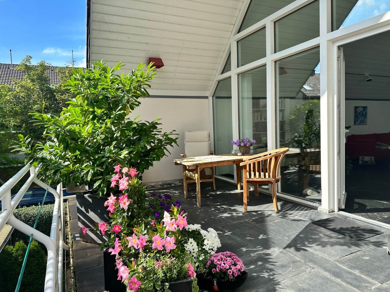 Geweldig een- / tweegezinswoning met een uitzonderlijke studio-woning en een perceel van ongeveer 893 m² te koop in de buurt van het centrum!