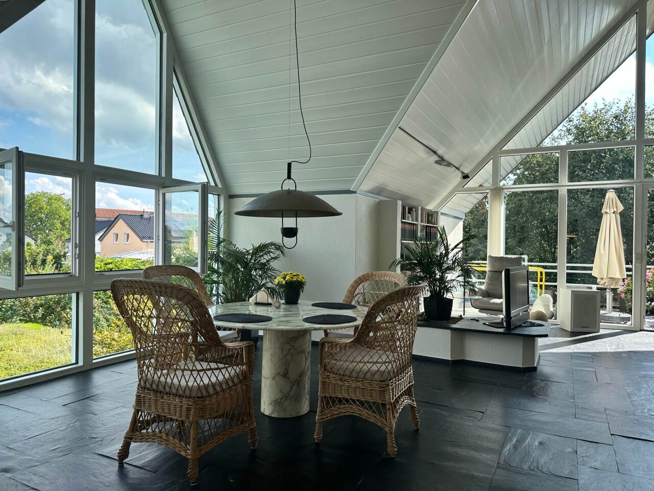 Geweldig een- / tweegezinswoning met een uitzonderlijke studio-woning en een perceel van ongeveer 893 m² te koop in de buurt van het centrum!