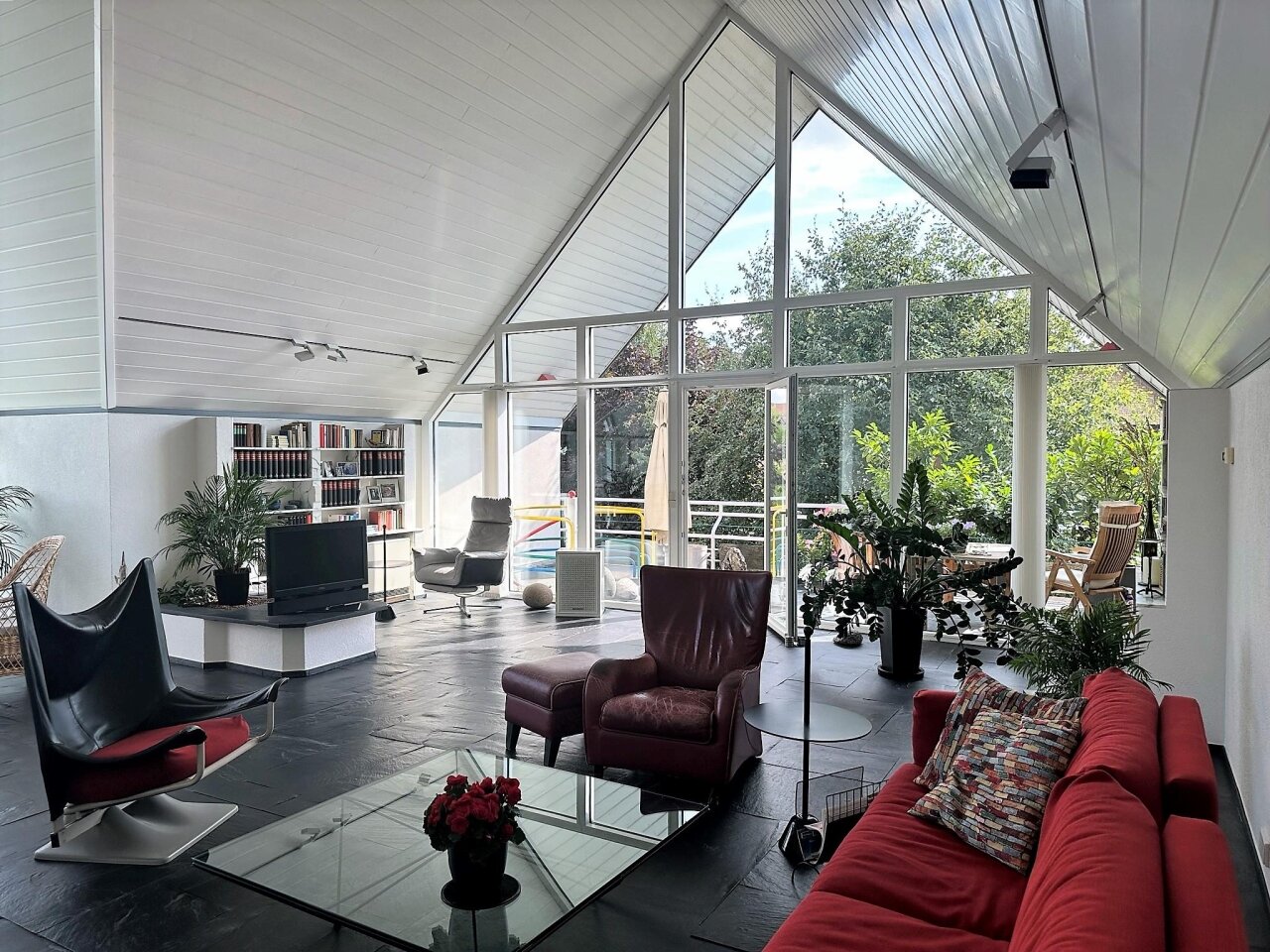 Geweldig een- / tweegezinswoning met een uitzonderlijke studio-woning en een perceel van ongeveer 893 m² te koop in de buurt van het centrum!