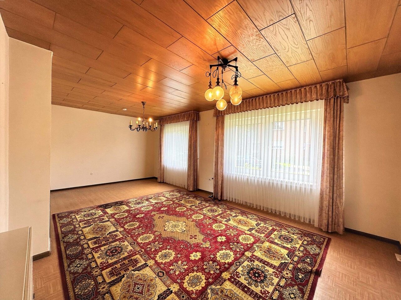 Geweldig een- / tweegezinswoning met een uitzonderlijke studio-woning en een perceel van ongeveer 893 m² te koop in de buurt van het centrum!