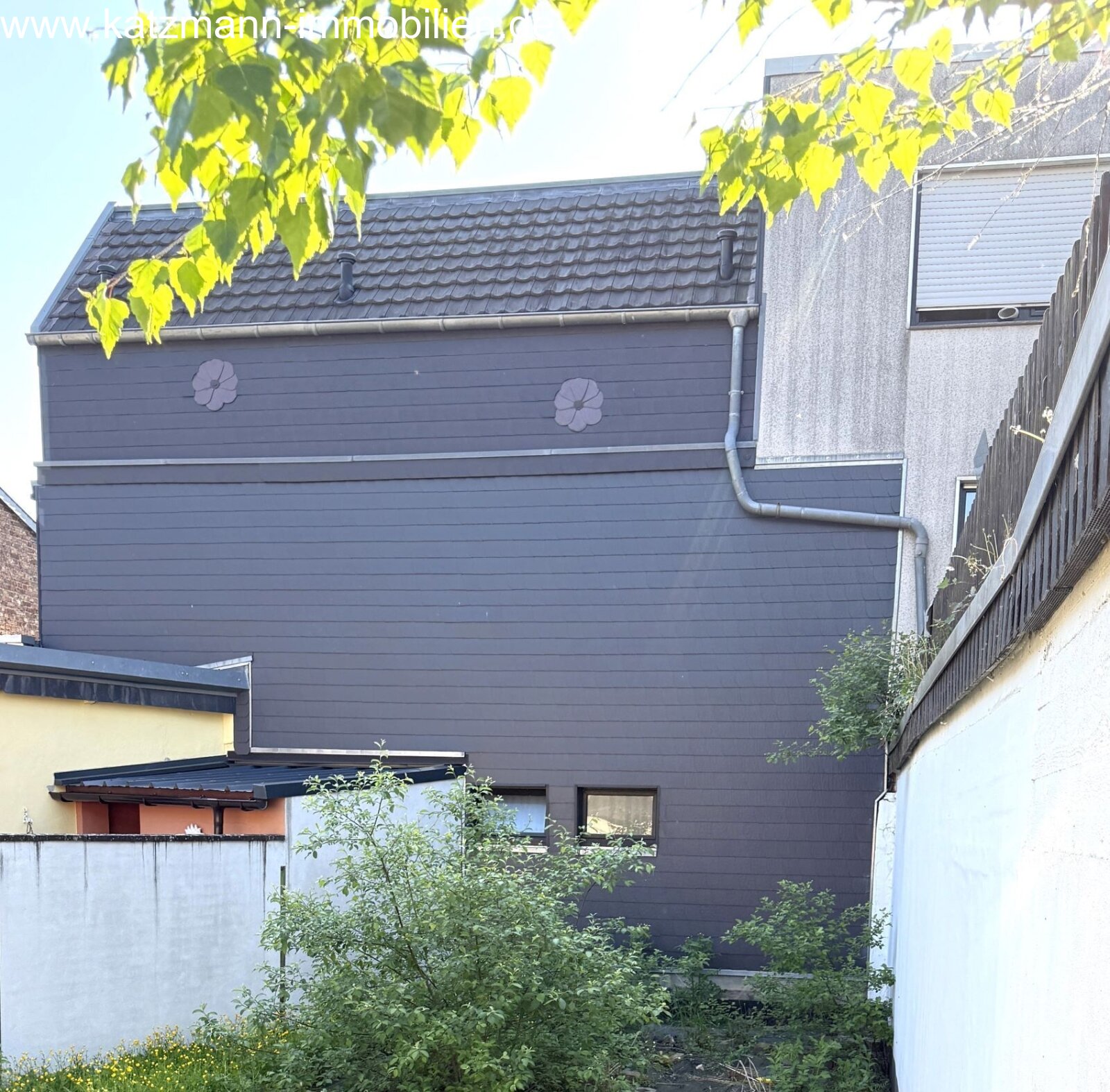 MFH - Rückwärtige Ansicht auf kleine Halle/Garage