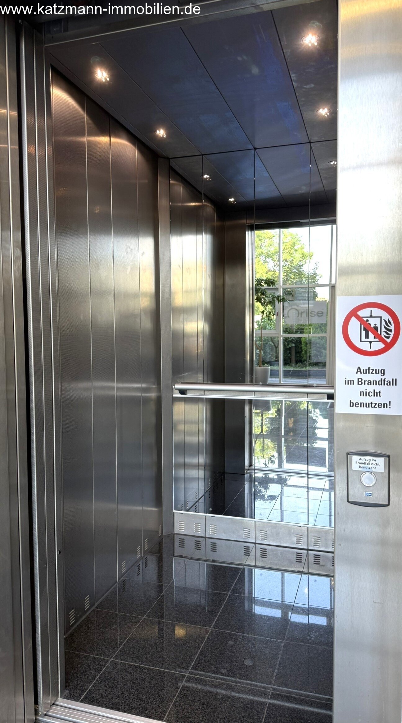 Exklusives Büro-/Verwaltungs-/Schulungsgebäude mit Staffelgeschoss u. großem Grundstück (3.001 m²) zu verkaufen