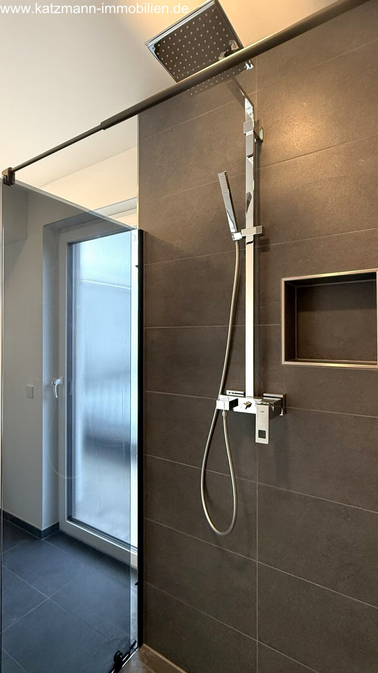 Regendusche mit integrierter Ablagefläche