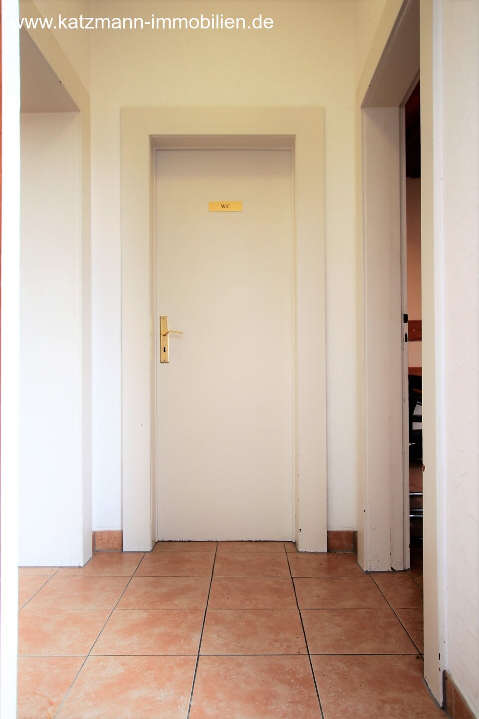 Ingerichte praktijk en representatief woonhuis te koop in het dorpscentrum