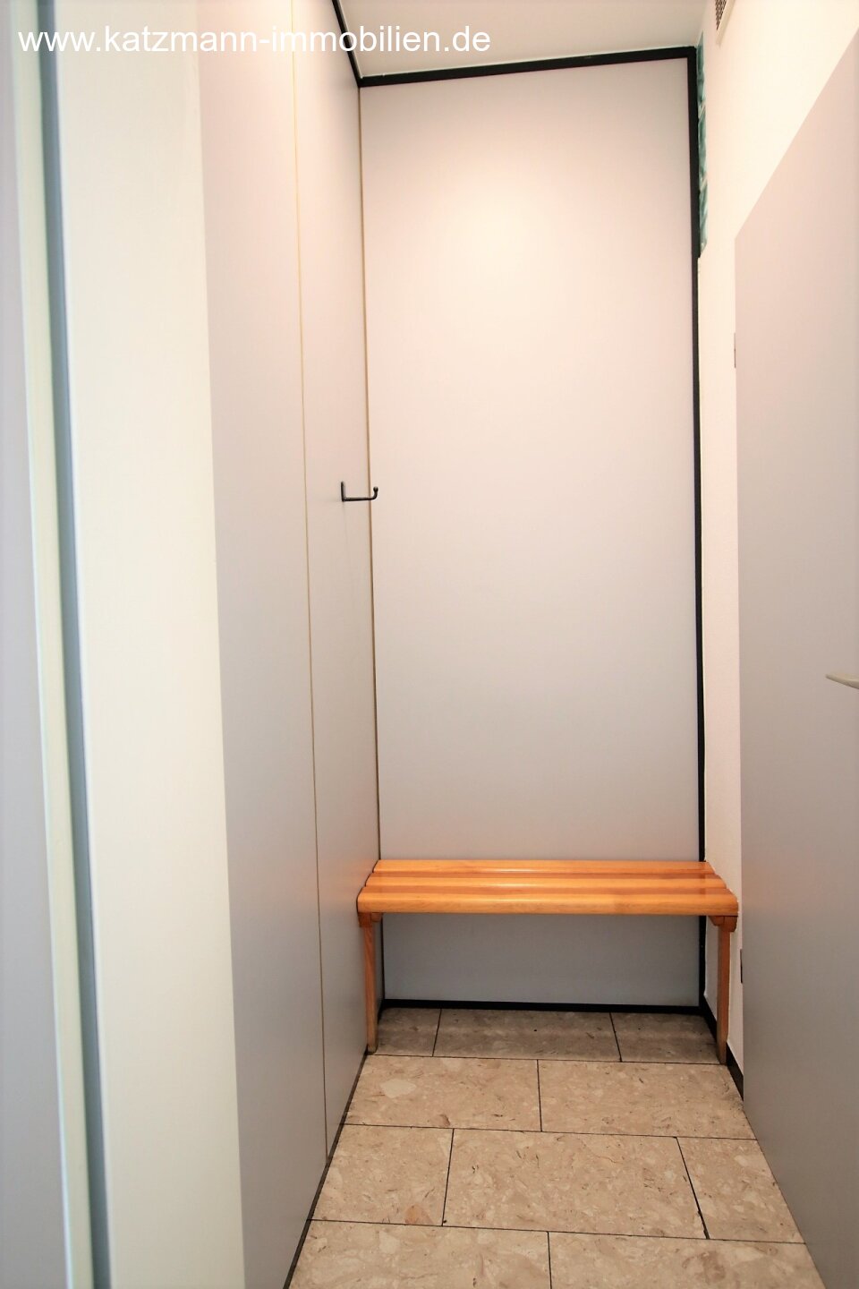 Ingerichte praktijk en representatief woonhuis te koop in het dorpscentrum