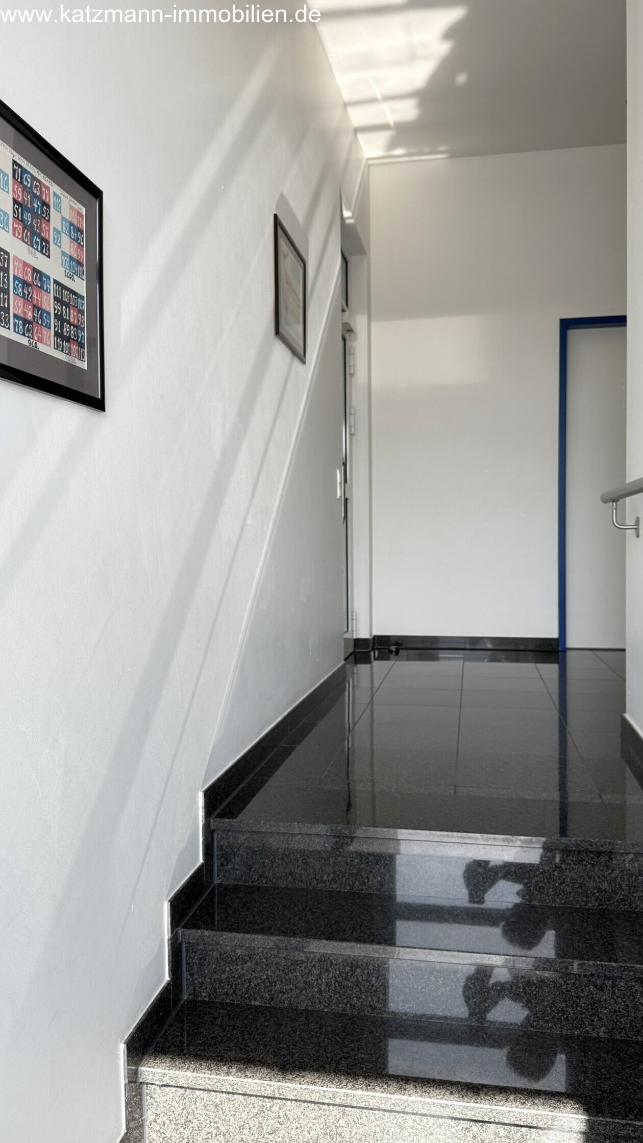 Exklusives Büro-/Verwaltungs-/Schulungsgebäude mit Staffelgeschoss u. großem Grundstück (3.001 m²) zu verkaufen