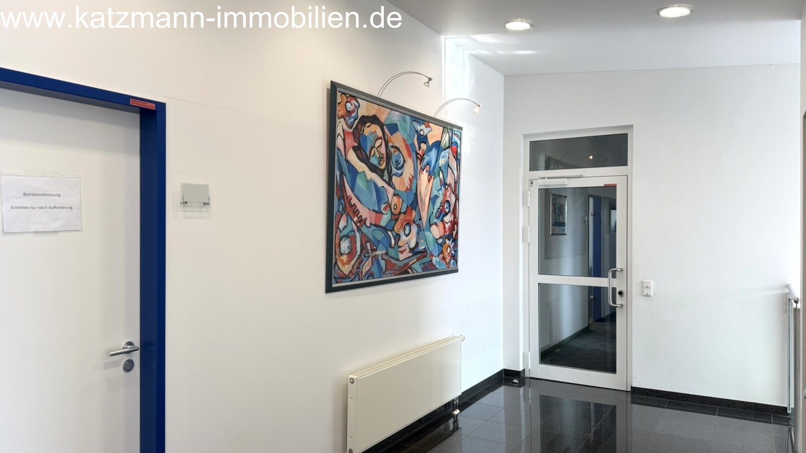 Exklusives Büro-/Verwaltungs-/Schulungsgebäude mit Staffelgeschoss u. großem Grundstück (3.001 m²) zu verkaufen