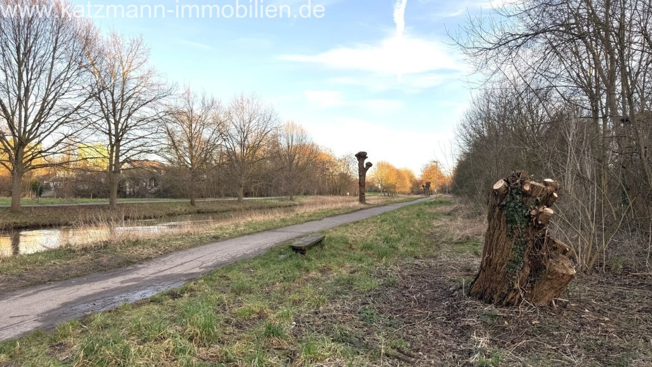 Erft-Auen mit Fahrrad- und Fußgängerwegen