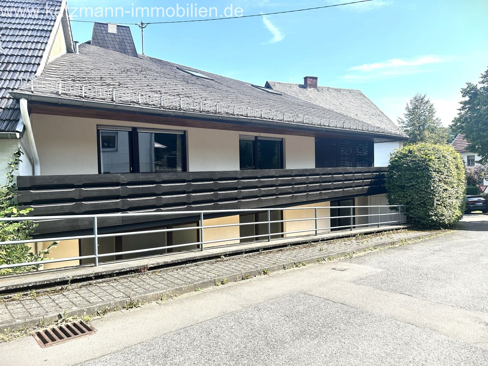 2 huizen: representatief woonhuis, vakantiewoning, dokterspraktijk en dubbele garage (ca. 571 m² WFL/NFL) te koop