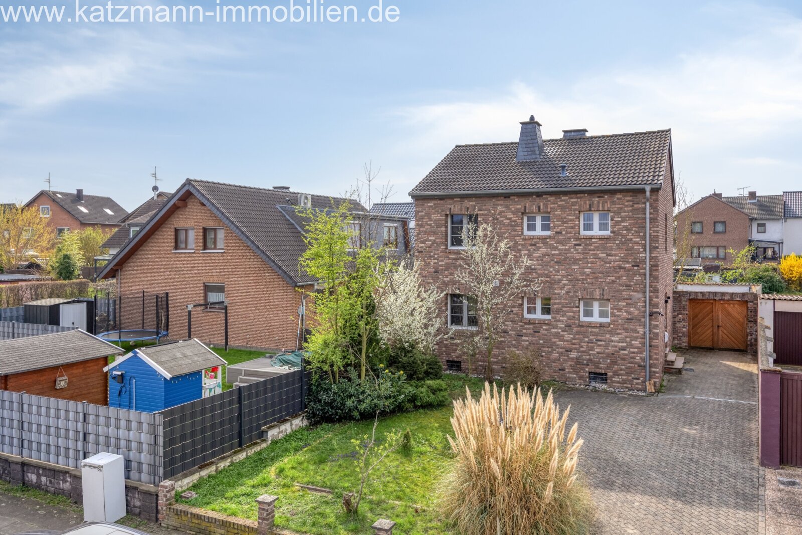 Freistehendes Einfamilienhaus mit großem Garten zu verkaufen