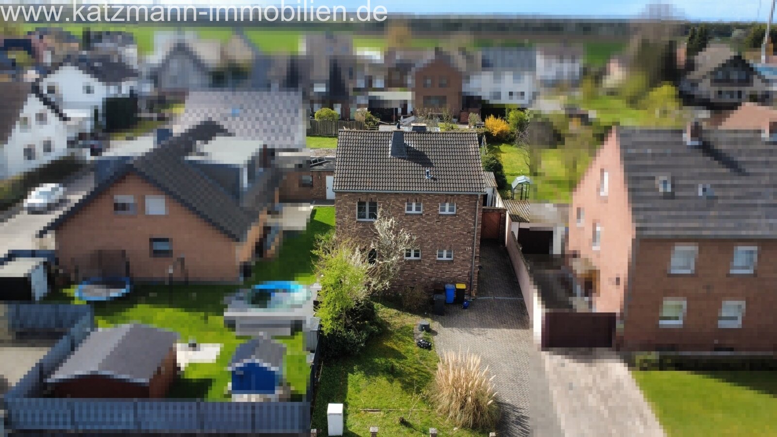 Freistehendes Einfamilienhaus mit großem Garten zu verkaufen