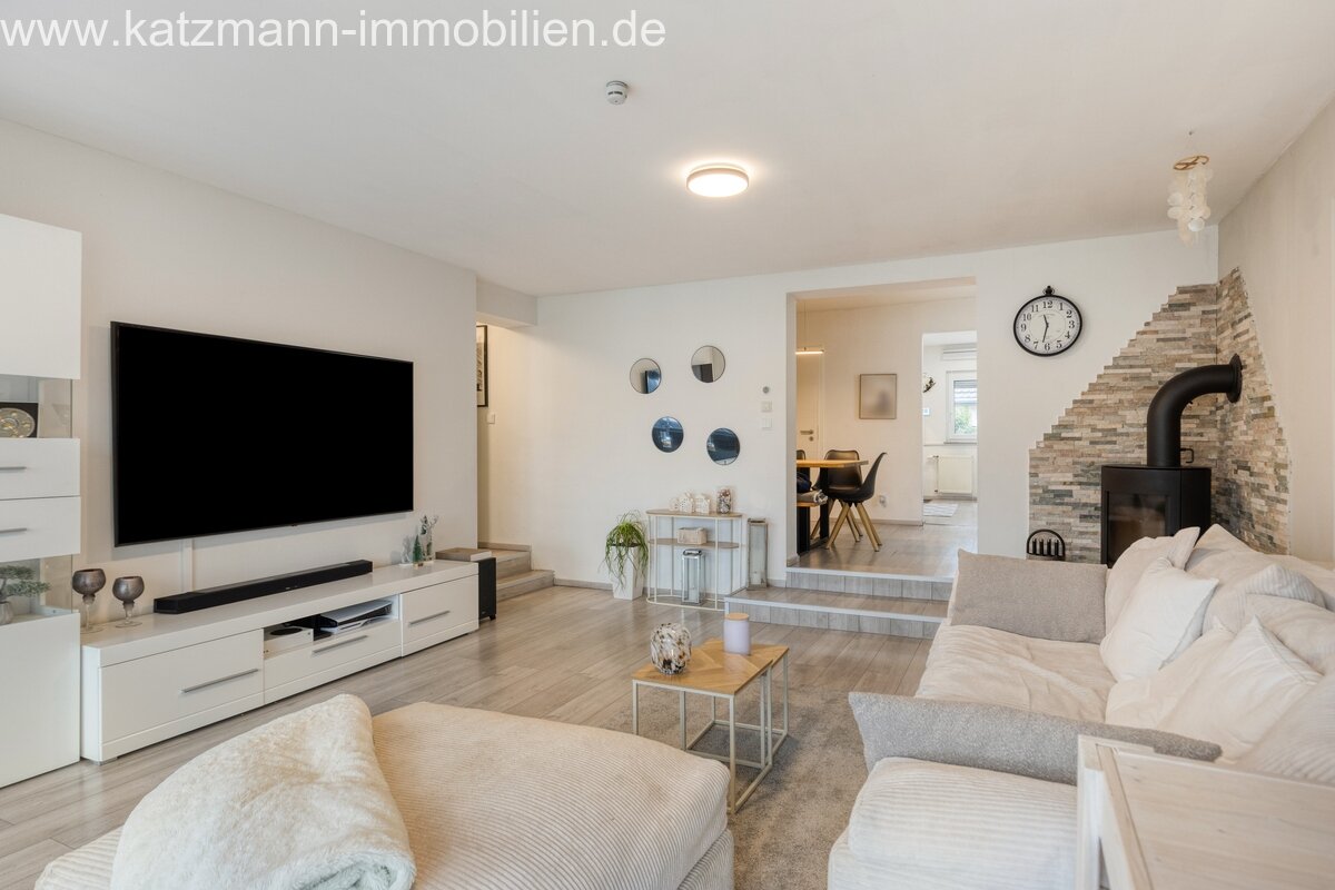 Wohnzimmer mit Blick ins Esszimmer