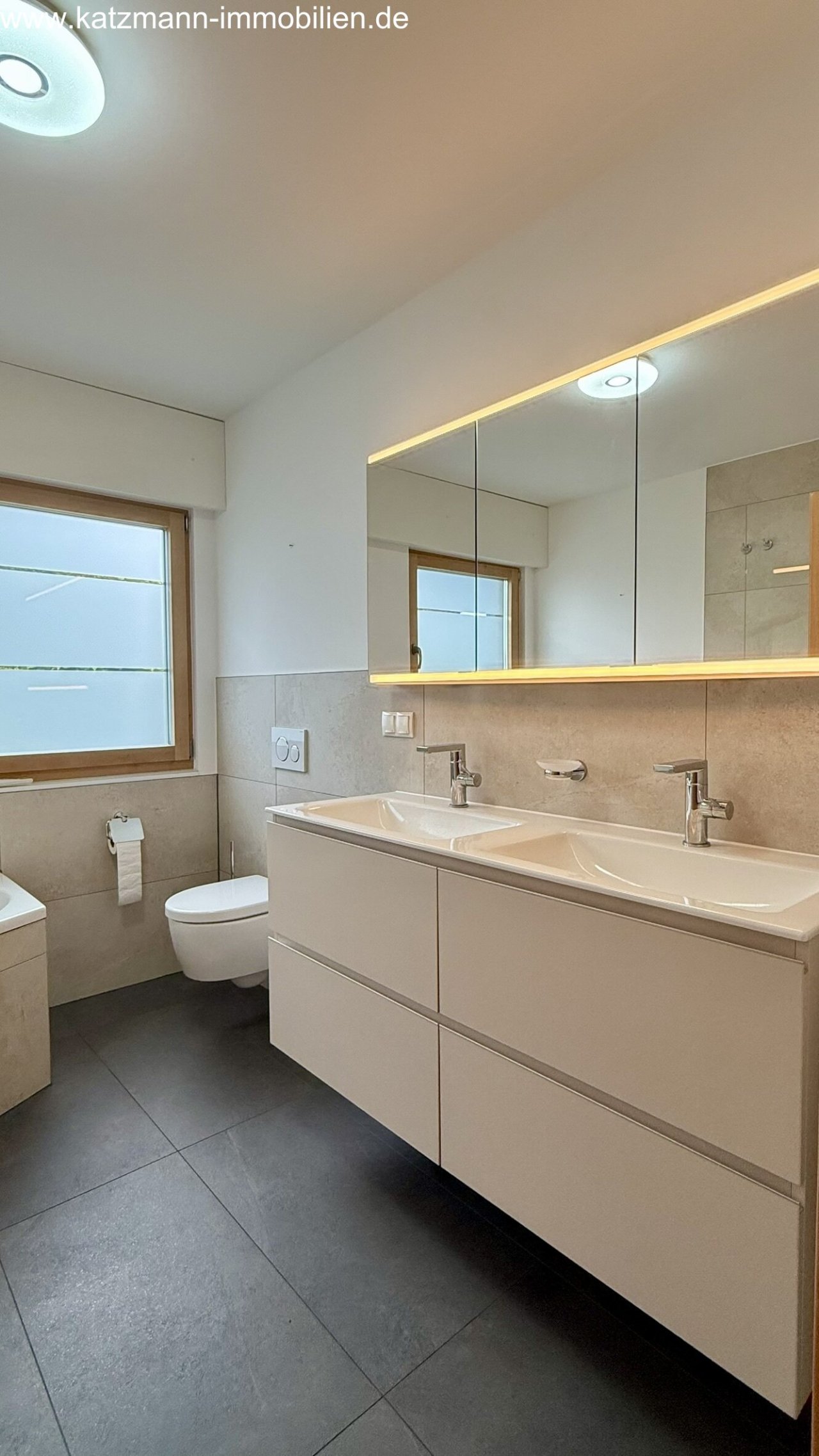Moderne designbad met dubbele wastafel en indirecte verlichting - luxe en functionaliteit perfect gecombineerd!