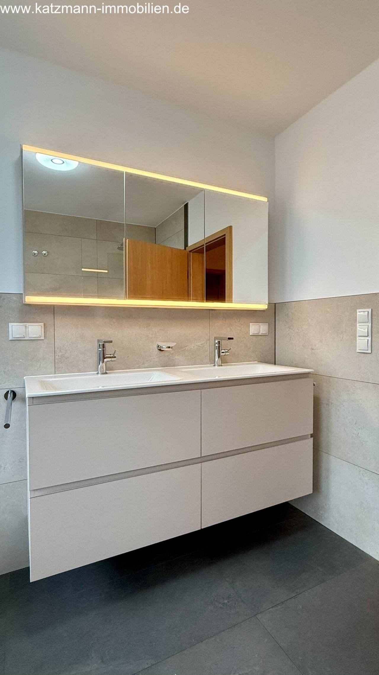 Geen aanvullingen in de tekst!Comfort op het hoogste niveau: Moderne wastafel met geïntegreerde verlichting en slimme opbergoplossing