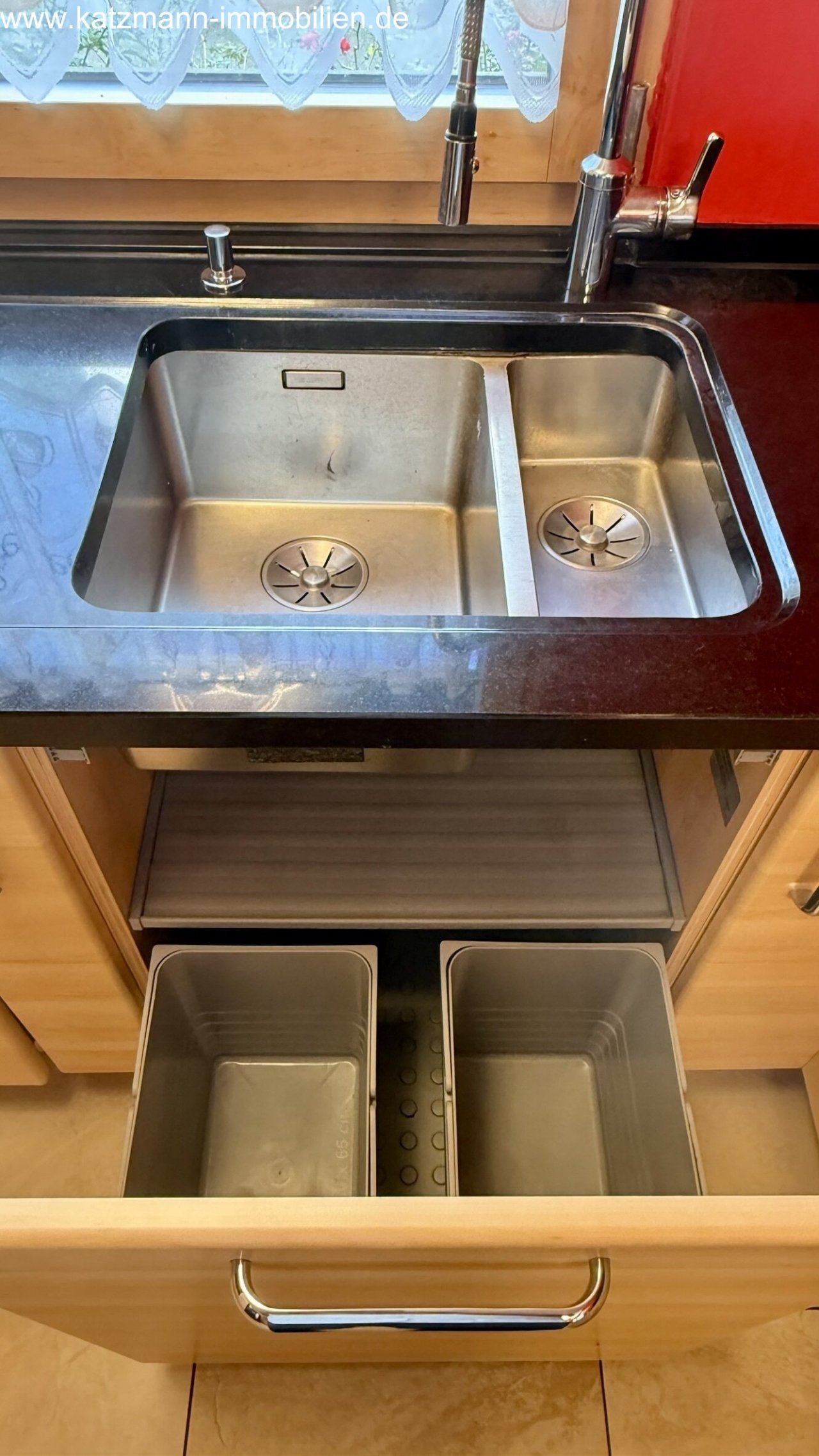 Comfort-keuken: Hoogwaardige gootsteen met slimme afvalverwerking - efficiëntie in de kleinste ruimte!