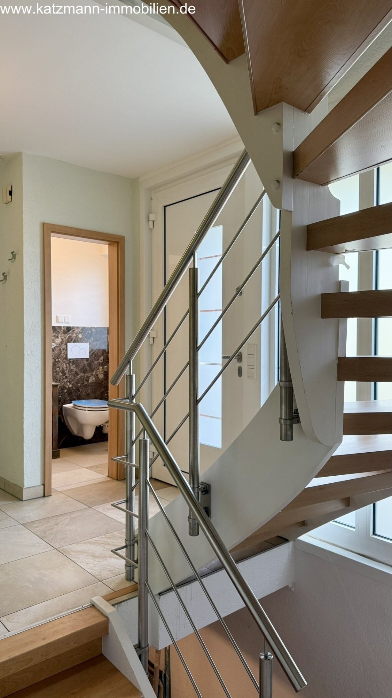Designtrap met roestvrijstalen leuning: moderne verbinding tussen elegantie en functionaliteit
