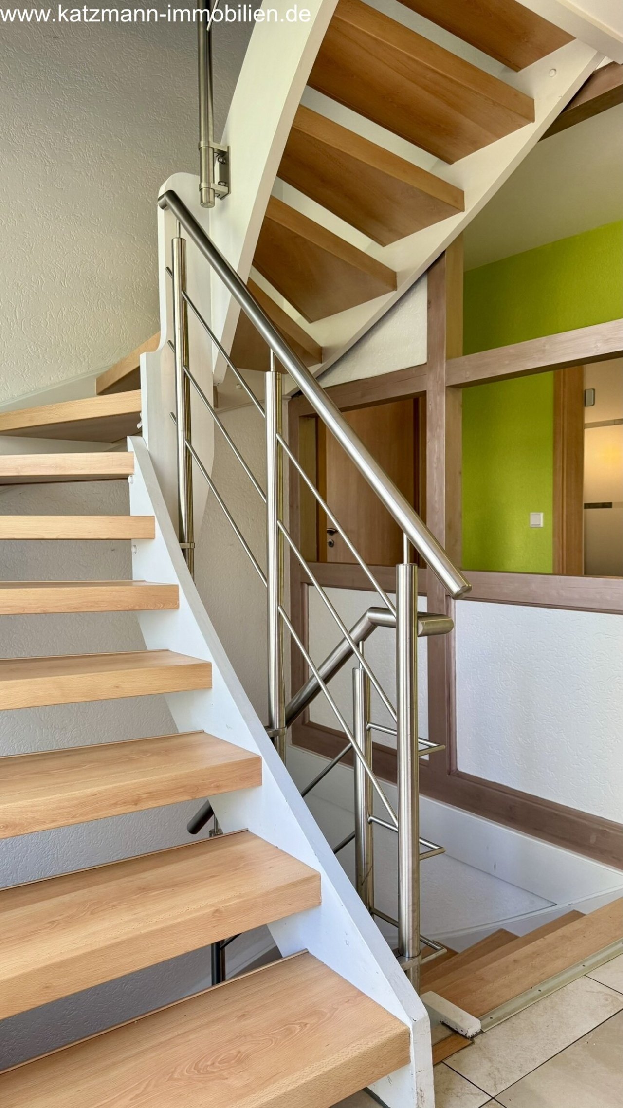 Designtrap met charme: Moderne hout-stalen constructie met elegant leuning en lichtdoorlatende architectuur