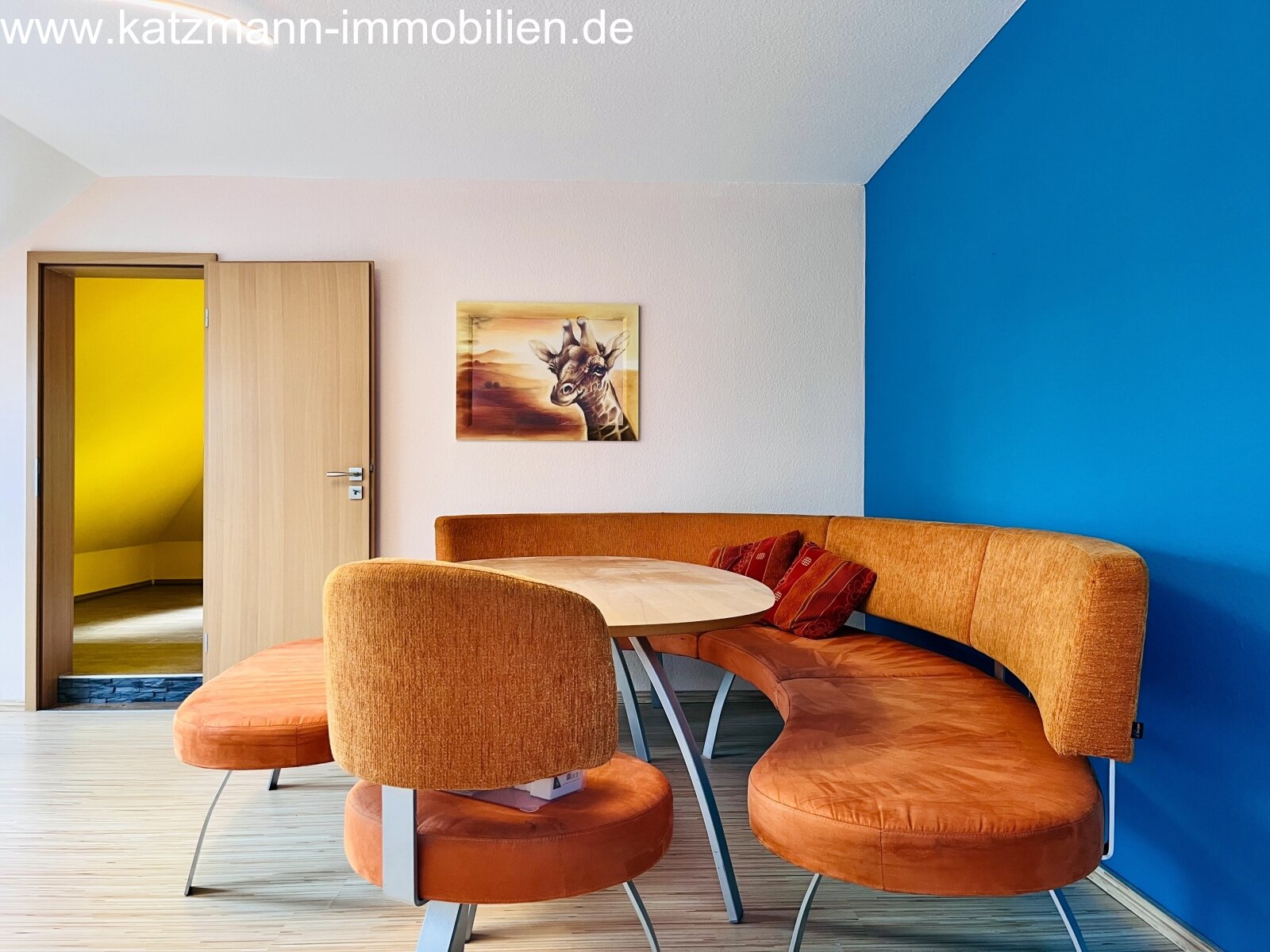 Designerküche met geïntegreerde zithoek - Moderne ruimte-indeling met gebogen bank en individuele kleurstelling