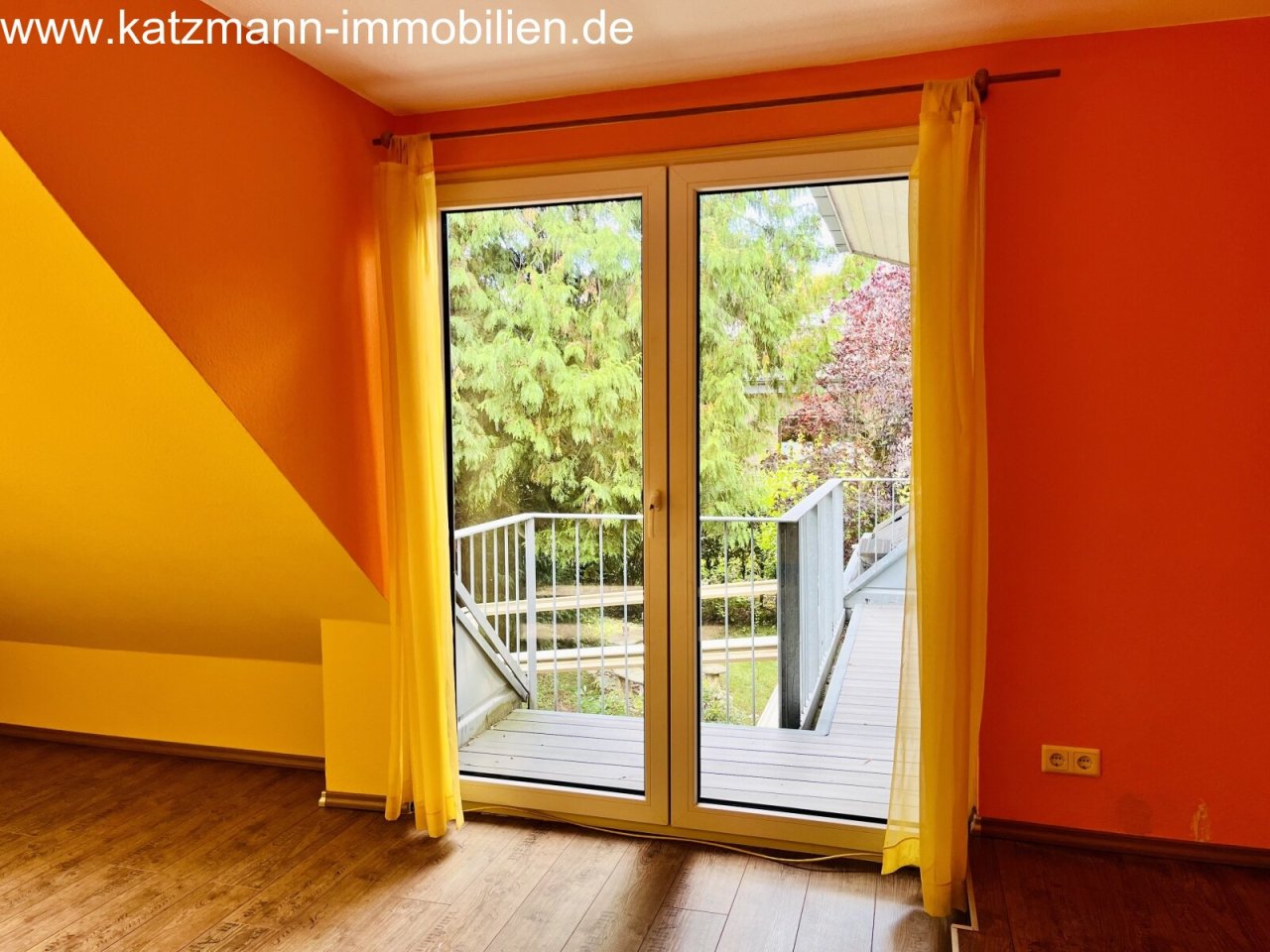 Lichtdoorlatende balkon toegang met panoramisch uitzicht op groen - uw nieuwe welzijnsrefugium!