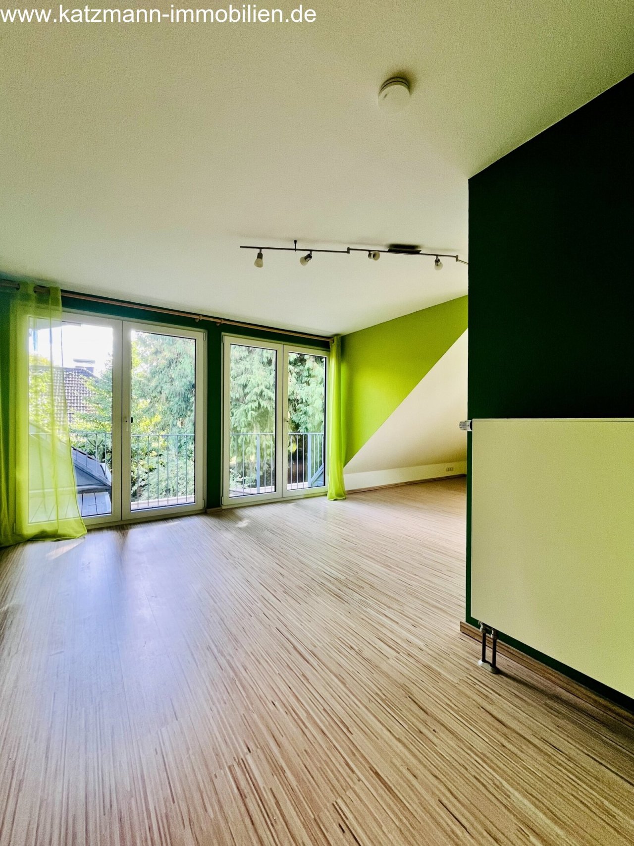 Lichtdoorlatend penthouse met grote ramen en balkon toegang - uw nieuwe thuis met uitzicht!