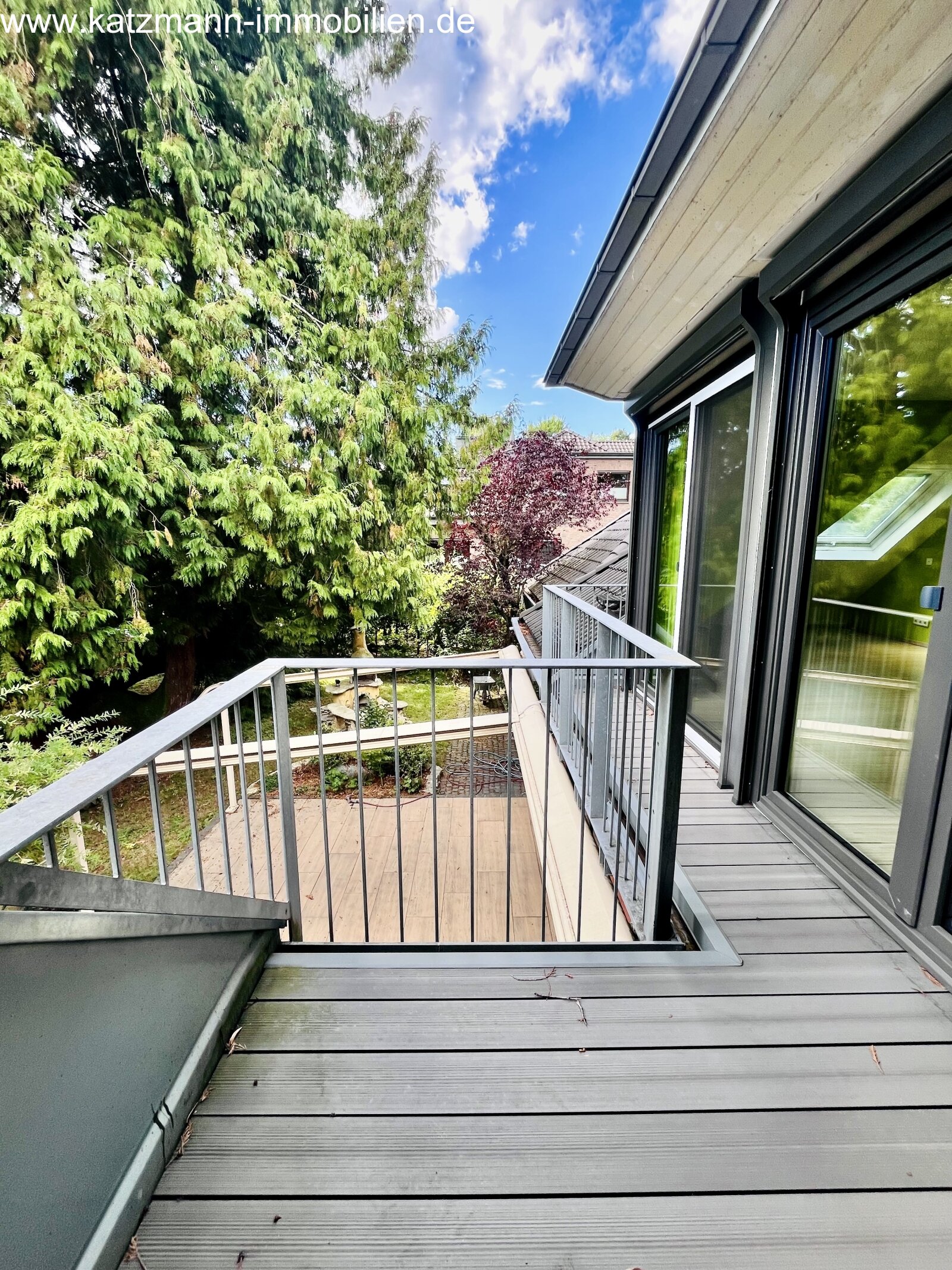 Uw privé rustpunt: zonnige balkon met een prachtig uitzicht op de tuin en een hoogwaardige houten terras