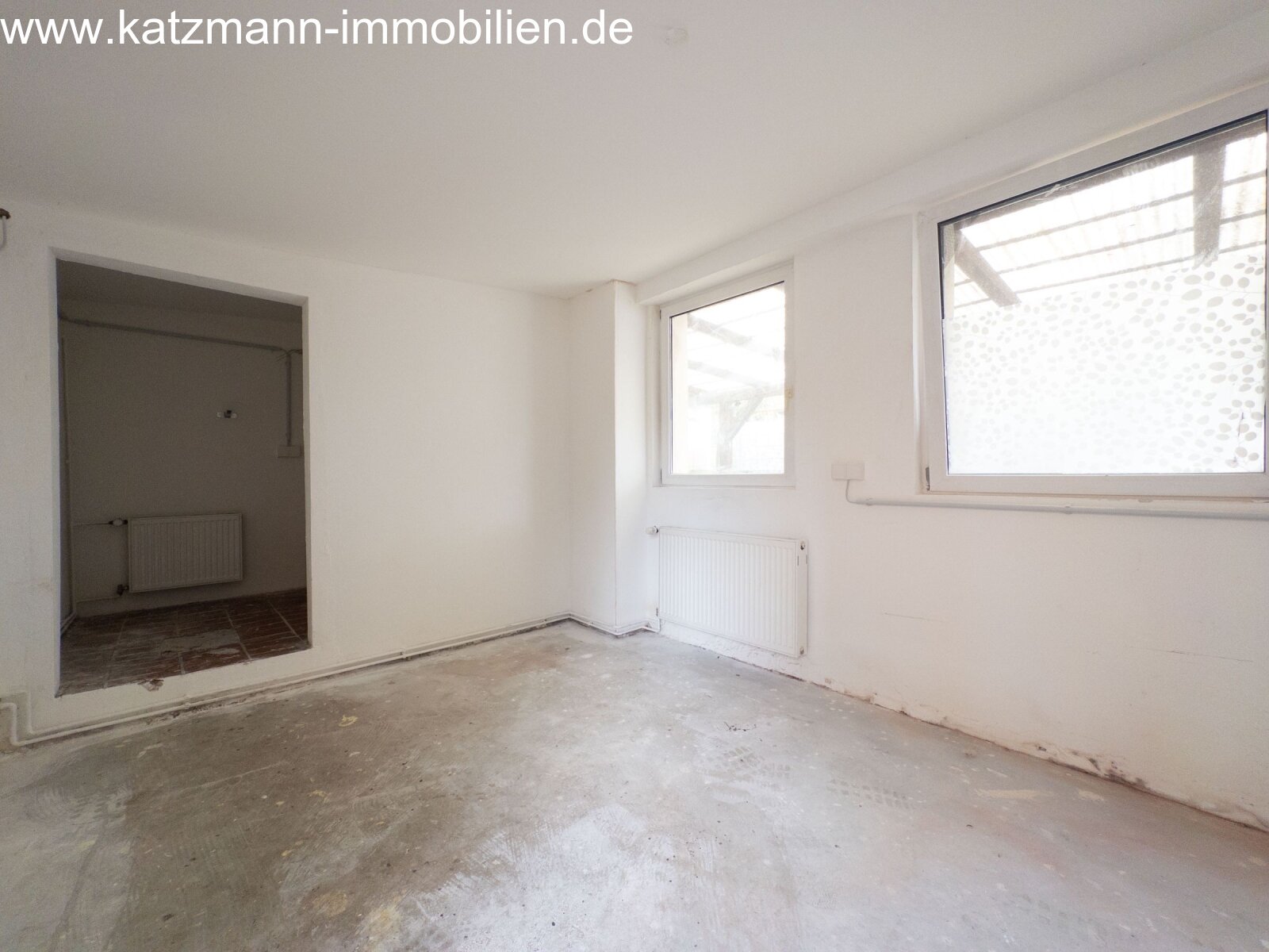 Lichtdoorstroomde kamer met potentieel - Individueel aan te passen ruimte met twee ramen en radiator!