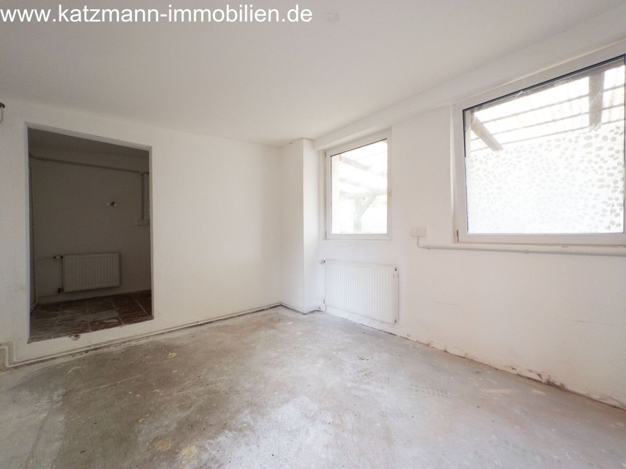 Lichtdoorstroomde kamer met potentieel - Individueel aan te passen ruimte met twee ramen en radiator!