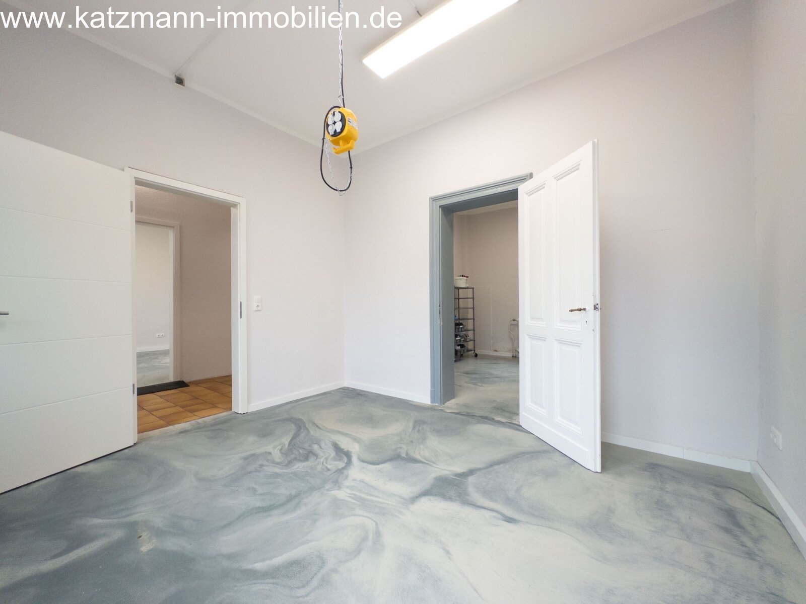 Geen aanvullingen in de tekst!Multifunctionele kelderruimte met industriële charme - Perfecte werkplaats of hobbyruimte met doordachte indeling!