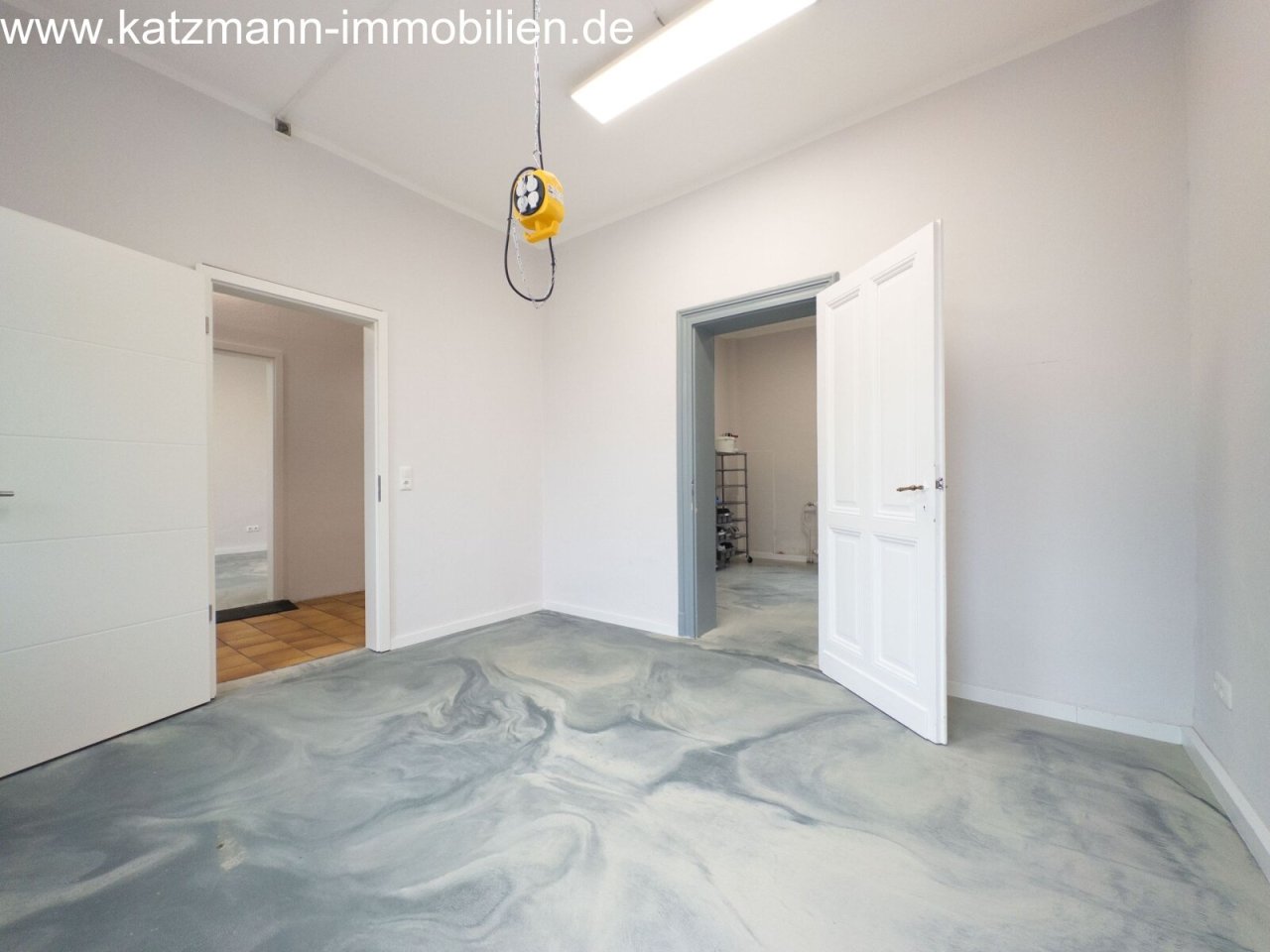 Geen aanvullingen in de tekst!Multifunctionele kelderruimte met industriële charme - Perfecte werkplaats of hobbyruimte met doordachte indeling!