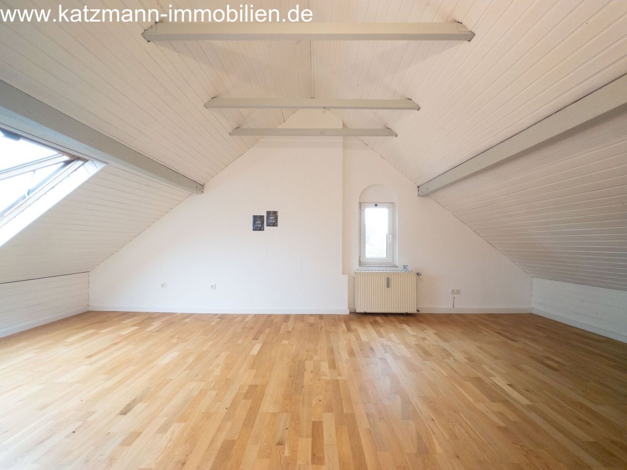 Lichtdoorlatende zolder met potentieel - uw nieuwe creatieve atelier of thuiskantoor!