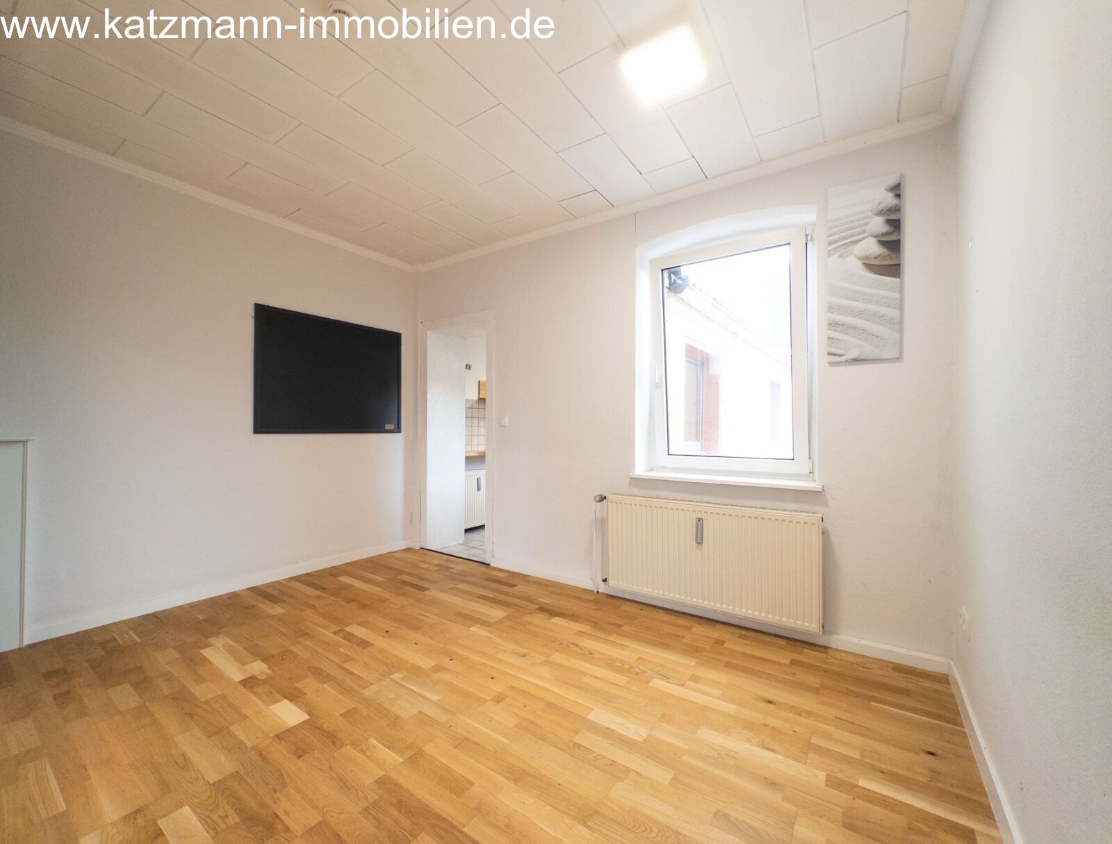 Lichtdoorstromende kamer met hoogwaardige massieve houten parketvloer en moderne wandverwarming