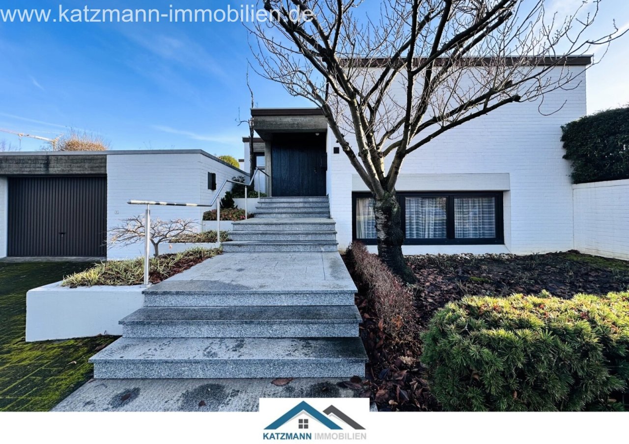 Geen aanvullingen in de tekst!Representatieve entreezone met elegante granieten trap en doordachte tuinontwerp - uw entree om te genieten!