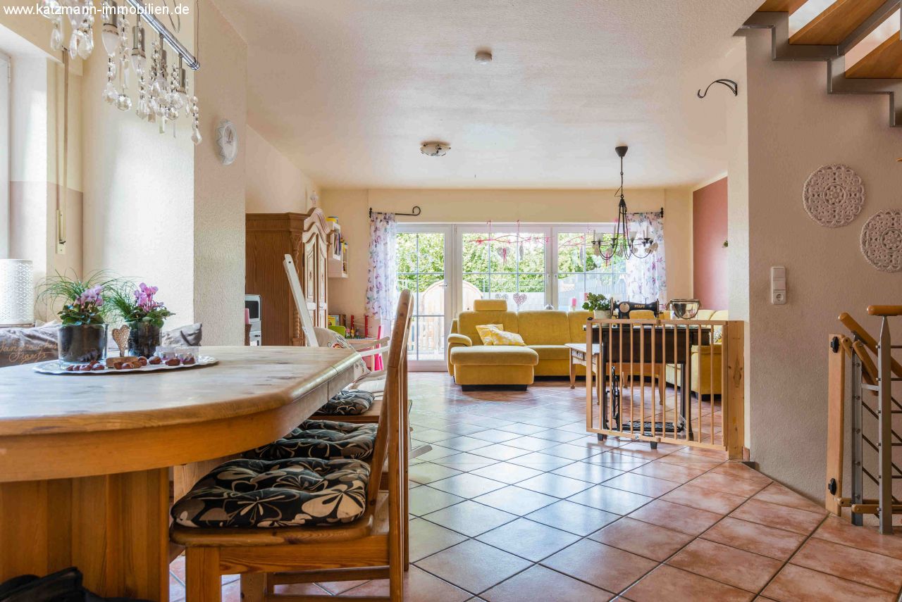 Charmante Doppelhaushälfte mit Flair und Wohlfühlcharakter in ruhiger Anliegerstraße zu verkaufen – Pool inklusive! 