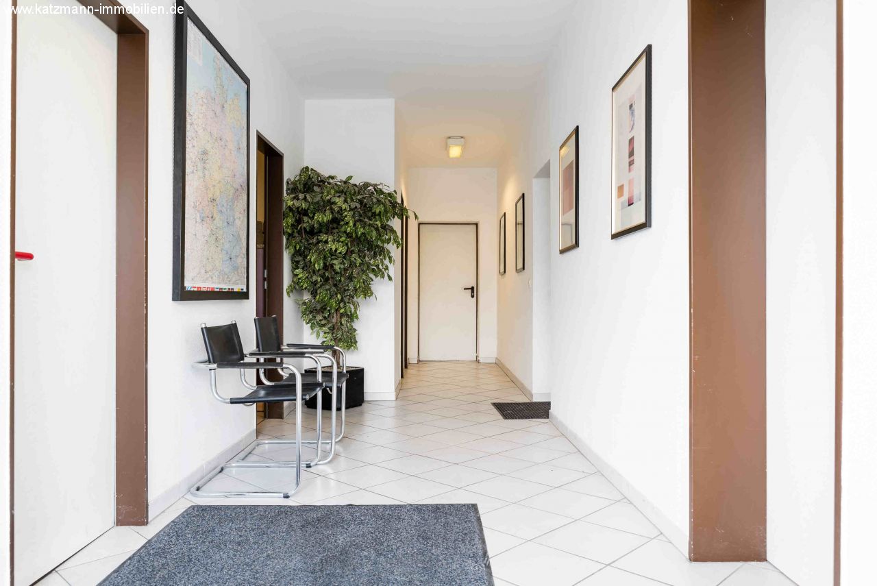 Mehrere Büroeinheiten (auf Wunsch mit Mobiliar) und große Halle (600 m²) in zentraler Lage und hervorragender Anbindung zu vermieten 