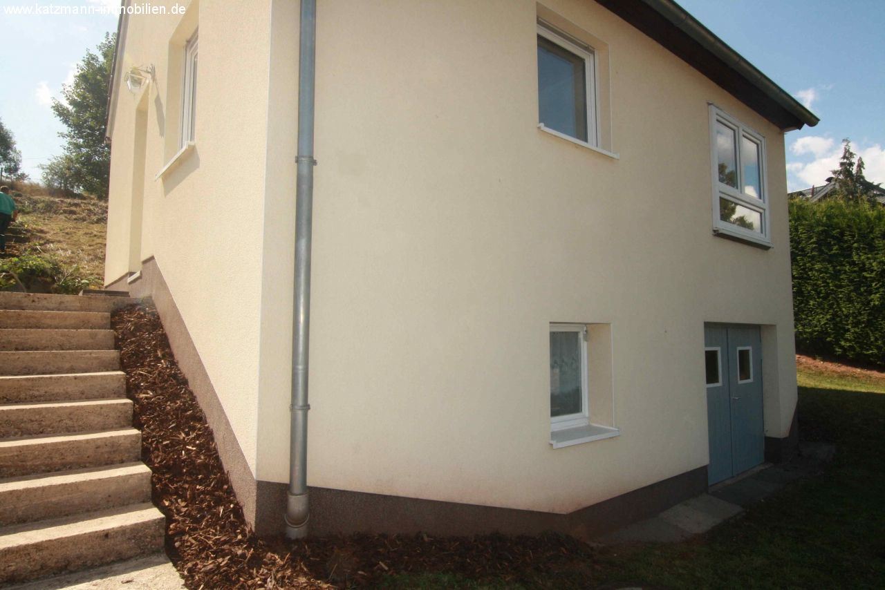 Top-saniertes Einfamilienhaus mit drei Garagen und riesigem Sonnengrundstück zu verkaufen  