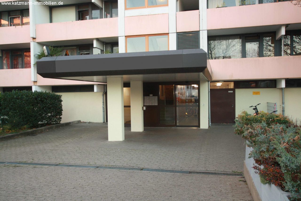 Top-Wohnung mit großer Loggia in Zentrallage von Liblar in Bahnhofsnähe zu vermieten - Erstbezug nach Renovierung 