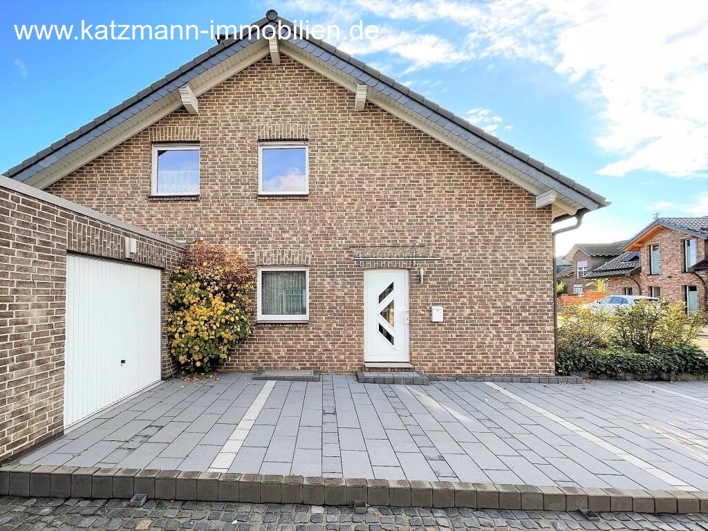 Sofort bezugsfertig! TOP-modernisierte DHH für die große Familie inklusive Garage in harmonischem Wohnumfeld zu verkaufen! 